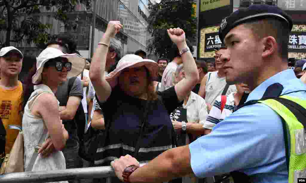 香港警方阻止市民中途加入7-1大遊行隊伍，引起市民不滿。 (美國之音湯惠芸拍攝)