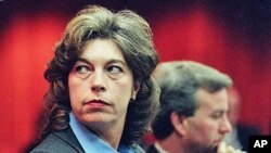 Marianne Gingrich, wife of former House Speaker Newt Gingrich, looks up as she sits next to her attorney John Mayoue during a hearing in Marietta, Georgia, November 1999. (file photo)