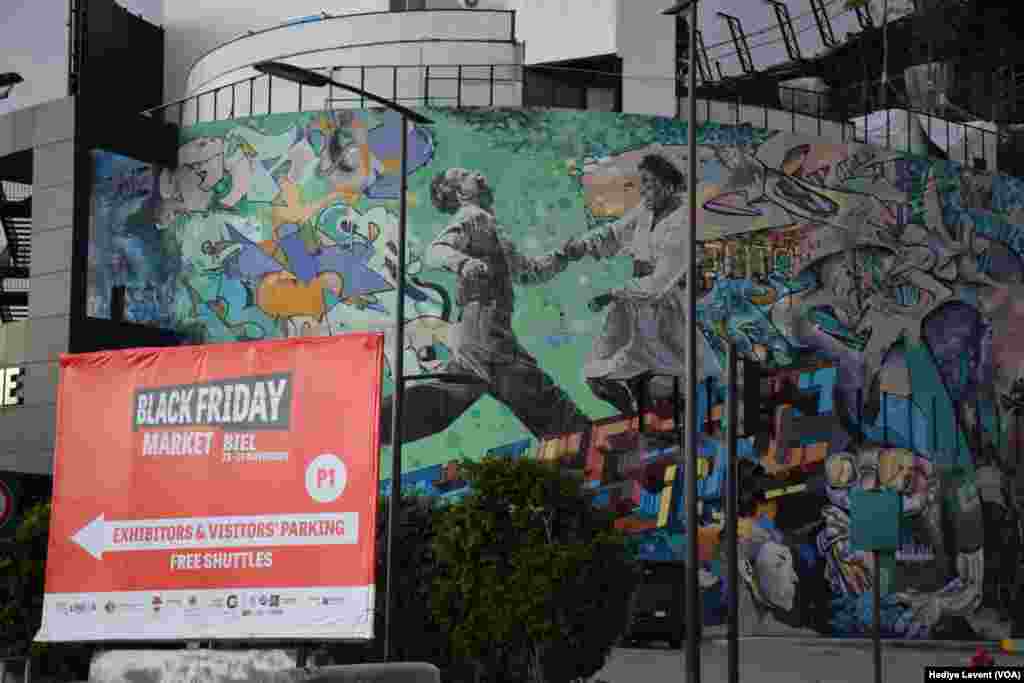 Beyrut&#39;ta mağazalar Kara Cuma için hazırlıklarına günler öncesinden başladı