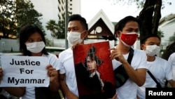 Ciudadanos birmanos piden la liberación de la líder Aung San Suu Kyi frente a una oficina de la ONU en Bangkok, Tailandia, el 2 de febrero de 2021.