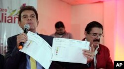 El candidato de la Alianza Opositora Contra la Dictadura, Salvador Nasralla, (Izq.) dijo que pedirá un reconteo completo de los votos.