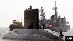 Kapal selam kelas Kilo milik India berlabuh di Gateway of India, Bombay, 14 Februari 2001. (Foto: AFP/arsip)