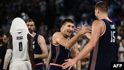 Bogdan Bogdanović i Nikola Jokić posle pobede u meču za bronzanu medalju na Olimpijskim igrama u Parizu, 10. avgusta 2024. (Foto: AFP/Aris Messinis)