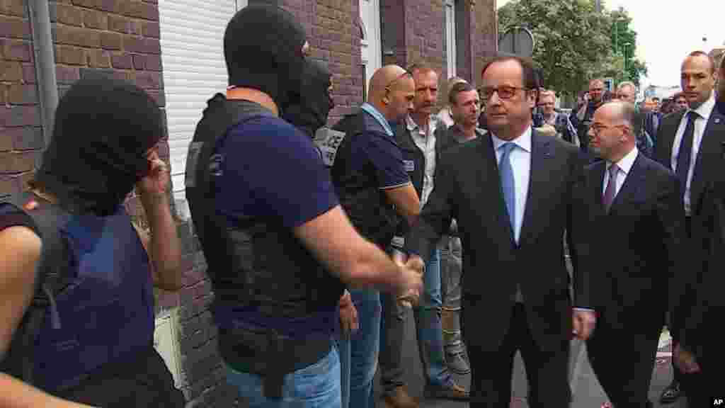 Lors de sa visite à Saint-Etienne-du-Rouvray, François Hollande a salué les fonctionnaires de la BRI de Rouen qui ont neutralisé les terroristes, le 26 juillet 2016.