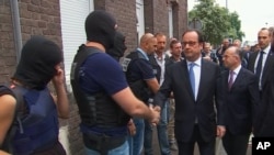 ប្រធានាធិបតី​បារាំង​លោក Francois Hollande បាន​ទៅ​ពិនិត្យ​មើល​កន្លែង​កើត​ហេតុ​និង​ចាប់​ដៃ​ជាមួយ​ប៉ូលិសនៅ​​ក្រុង​ Saint-Etienne-du-Rouvray Normandy ប្រទេស​បារាំង​កាល​ពី​ថ្ងៃទី​២៦ ខែ​កក្កដា។