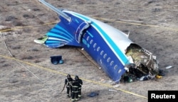 Spesialis tanggap darurat di lokasi jatuhnya pesawat Azerbaijan Airlines dekat Aktau, Kazakhstan, 25 Desember 2024. (Foto: Reuters)