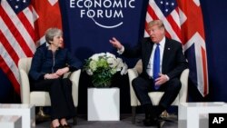 El presidente Donald Trump llega a Davos y se reúne con la primer ministra británica Theresa May. 