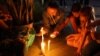 Adultos y niños prenden velas en tributo a cuatro niños que fueron asesinados en una escuela de Blumeau, en el sur de Brasil, el 5 de abril de 20233.