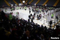 Migrantes venezolanos se reúnen durante un día de entregas de Permiso de Protección Temporal (PPT) organizado por Migración Colombia en el Palacio de los Deportes en Bogotá, Colombia, 1 de septiembre de 2023. REUTERS/Luisa González