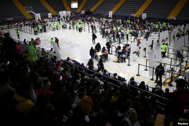 Migrantes venezolanos se reúnen durante un día de entregas de Permiso de Protección Temporal (PPT) organizado por Migración Colombia en el Palacio de los Deportes en Bogotá, Colombia, 1 de septiembre de 2023. REUTERS/Luisa González