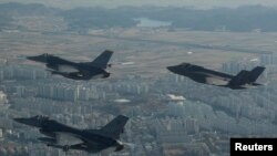 2017년 12월 주한미군 군산기지에 배치된 F-16 전투기들(왼쪽)과 미 유타주 힐 공군기지에서 전개한 F-35A 전투기가 군산 상공을 함께 비행하고 있다.