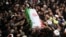 Warga Iran menandu peti jenazah Qassem jelang pemakamannya.