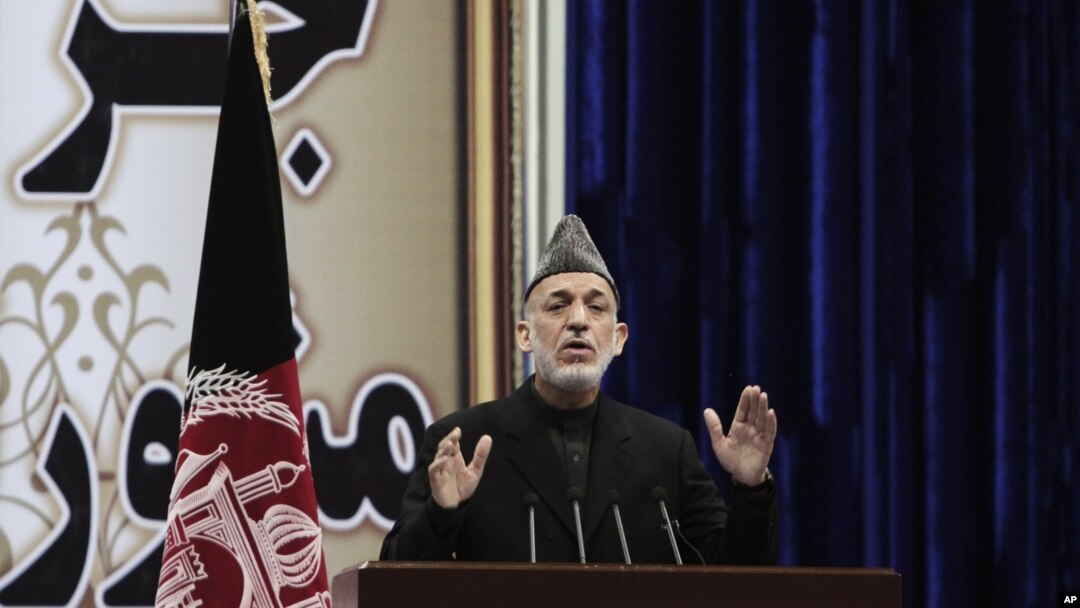 El presidente de Afganistán, Hamid Karzai, se dirige al Loya Jirga, el consejo de ancianos, al que ha pedido que apruebe el pacto de seguridad entre Estados Unidos y Afganistán.