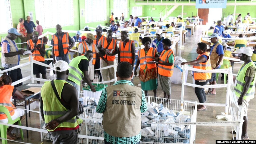 Penghitungan surat suara di Buka, Bougainville, Papua Nugini, 9 Desember 2019. Polisi Papua Nugini menembak mati seorang ibu muda di sebuah tempat pemungutan suara (TPS) di Ibu Kota, Port Moresby. (Foto: via Reuters) 