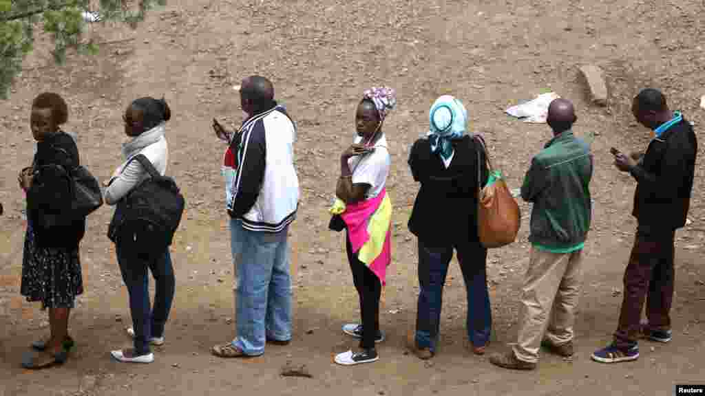 Les Kenyans font la queue pour voter lors de l&#39;élection présidentielle à Nairobi, au Kenya, le 8 août 2017.