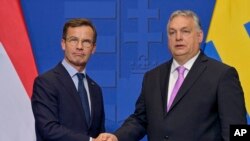 울프 크리스테르손 스웨덴 총리(왼쪽)와 빅토르 오르반 헝가리 총리가 지난달 23일 헝가리 수도 부다페스트의 총리실에서 열린 공동 기자회견에서 악수하고 있다.