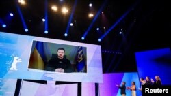 El presidente de Ucrania, Volodymyr Zelenskyy, hace una aparición de manera virtual en la 73ª edición del Festival de Cine de Berlín, más conocido como la Berlinale, el 16 de febrero de 2023.