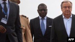 Le secrétaire général de l'ONU Antonio Guterres avec le ministre des Affaires étrangères Charles-Armel Doubane, à Bangui, le 24 octobre 2017.