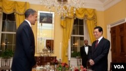 El presidente Barack Obama y el mandatario chino, Hu Jintao, en el histórico salón comedor familiar de la Casa Blanca, en la cena privada.