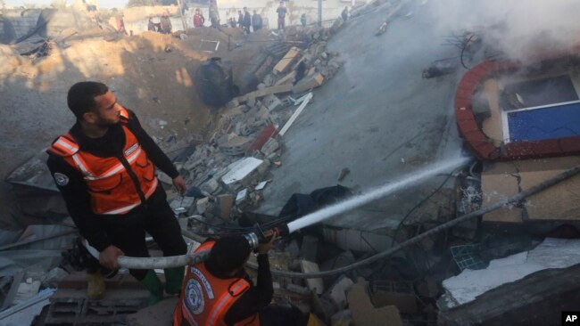 Israel ordena nuevas evacuaciones en norte de Gaza, donde 1 de cada 6 menores está desnutrido 1 Los servicios de emergencias palestinos sofocan las llamas luego de un ataque israelí contra un edificio residencial en Rafah, el 19 de febrero de 2024.