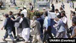 عکس آرشیف از مراسم خاکسپاری یک قربانی جنگ و خشونت در افغانستان
