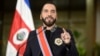 El presidente salvadoreño Nayib Bukele habla luego de recibir una condecoración de parte de su homólogo de Costa Rica, Rodrigo Chaves, en San José, Costa Rica, el 11 de noviembre de 2024. (AP/José Díaz)