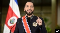 El presidente salvadoreño Nayib Bukele habla luego de recibir una condecoración de parte de su homólogo de Costa Rica, Rodrigo Chaves, en San José, Costa Rica, el 11 de noviembre de 2024. (AP/José Díaz)