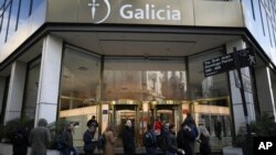 2일 오전 아르헨티나 수도 부에노스아이레스 한 은행 앞에 고객들이 줄 서 있다.