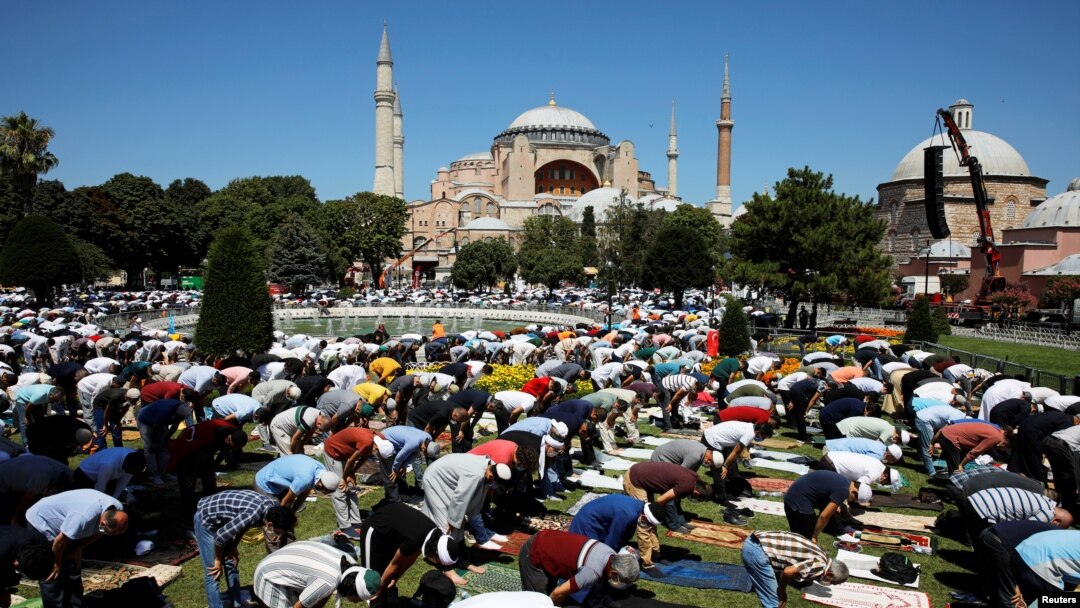 Hagia Sophia oo ay Muslimiintu salaadda Jimcaha ku oogayaan. 