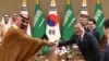 Presiden Korea Selatan Moon Jae-in (kanan) berjabat tangan dengan Putra Mahkota Arab Mohammed bin Salman (kiri) dalam pertemuan di Gedung Biru, Seoul, Korea Selatan, Rabu, 26 Juni 2016. (Foto: Reuters)