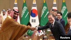 Presiden Korea Selatan Moon Jae-in (kanan) berjabat tangan dengan Putra Mahkota Arab Mohammed bin Salman (kiri) dalam pertemuan di Gedung Biru, Seoul, Korea Selatan, Rabu, 26 Juni 2016. (Foto: Reuters)