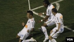 Neymar celebra su gol junto a Arouca y Leo, abriendo el camino para el tricampeonato del Santos.