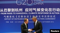 Le président américain Barack Obama, à droite, se serre la main avec le secrétaire général de l'ONU Ban Ki-moon lors d'une cérémonie de ratification conjointe de l'accord sur le changement climatique de Paris avant le sommet du G20 au Guest House de l'Eta