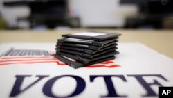 En esta foto del 9 de marzo de 2017, un grupo de discos de computador usados para tabular votos por correo se observan en la oficina de elecciones del condado Bexar en San Antonio, Texas.