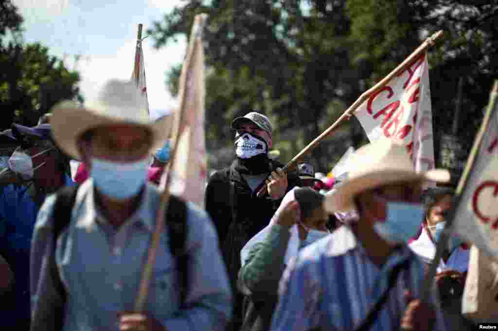 A pesar de los bloqueos en retenes policiales, diversos grupos de manifestantes convergieron en el parque Cuscatlán de la capital.