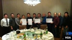 網友“超級屠夫”（吳淦）等人近日與維權律師童朝平、鄔宏威、溫海波、楊慧文、 李方平、王宇、江天勇、陸智敏、唐吉田聚餐後，舉起釋放朱承志！釋放陳克貴！ 的紙牌拍照(維權網圖片)