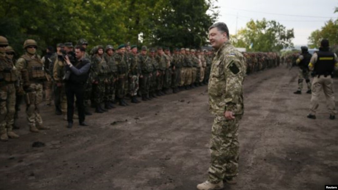 Presiden Ukraina Petro Poroshenko saat mengunjungi pasukan Ukraina di Slovyansk (9/7).