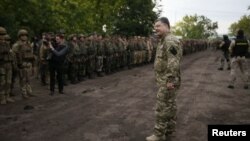 Presiden Ukraina Petro Poroshenko saat mengunjungi pasukan Ukraina di Slovyansk (9/7).