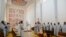 Les moines assistent à la messe à l'intérieur de l'église de l'abbaye de Keur Moussa, au Sénégal, le 19 mai 2021.