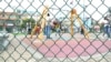 Un grupo de niños jugando en un parque público en la ciudad de Bogotá el martes 5 de noviembre de 2024. FOTO: Camilo Álvarez, VOA. 