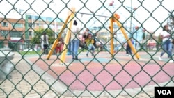 Un grupo de niños jugando en un parque público en la ciudad de Bogotá el martes 5 de noviembre de 2024. FOTO: Camilo Álvarez, VOA. 