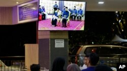 People at a restaurant watch TV showing former strongman Mahathir Mohamad being sworn in as the new Malaysian Prime Minister in Kuala Lumpur, Malaysia on May 10, 2018. 