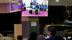 People at a restaurant watch TV showing former strongman Mahathir Mohamad being sworn in as the new Malaysian Prime Minister in Kuala Lumpur, Malaysia on May 10, 2018. 