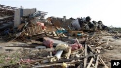 Tornado memporak-porandakan rumah penduduk di kota Woodward, Oklahoma (April 2012). 