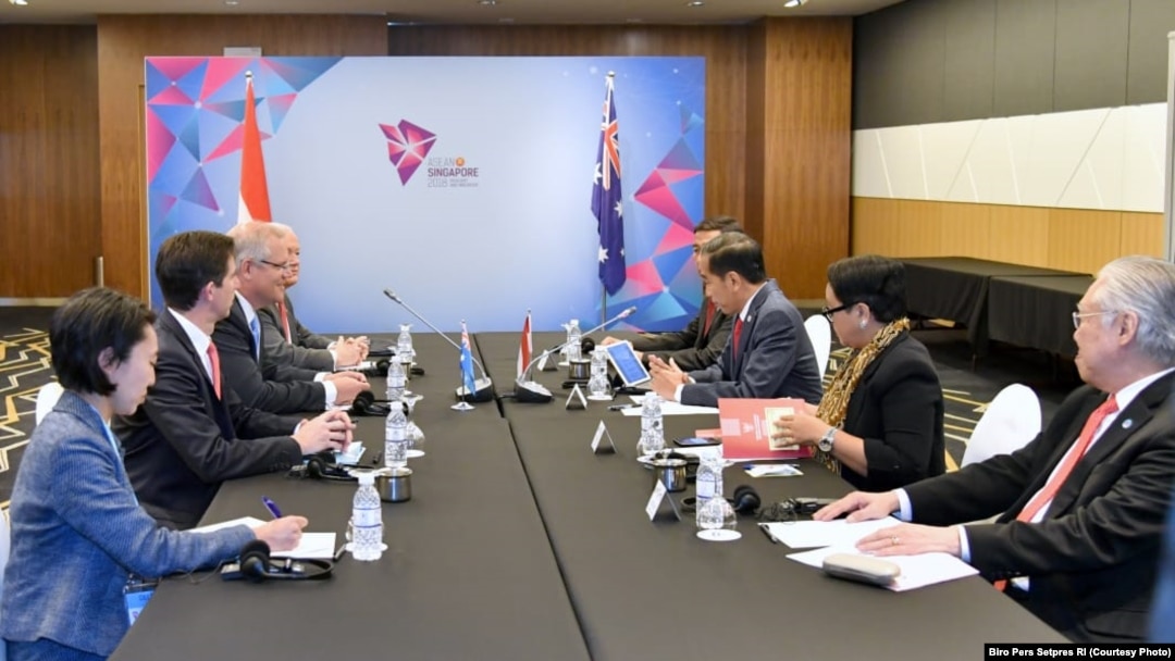 Delegasi Indonesia bertemu dengan Delegasi Australia dalam pertemuan bilateral di KTT ASEAN 2018 di Singapura, 14 November 2018. 