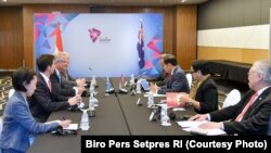 Delegasi Indonesia bertemu dengan Delegasi Australia dalam pertemuan bilateral di KTT ASEAN 2018 di Singapura, 14 November 2018. 