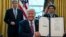 Tổng thống Trump ký vào dự luật về gói hỗ trợ tác động vì virus Corona.