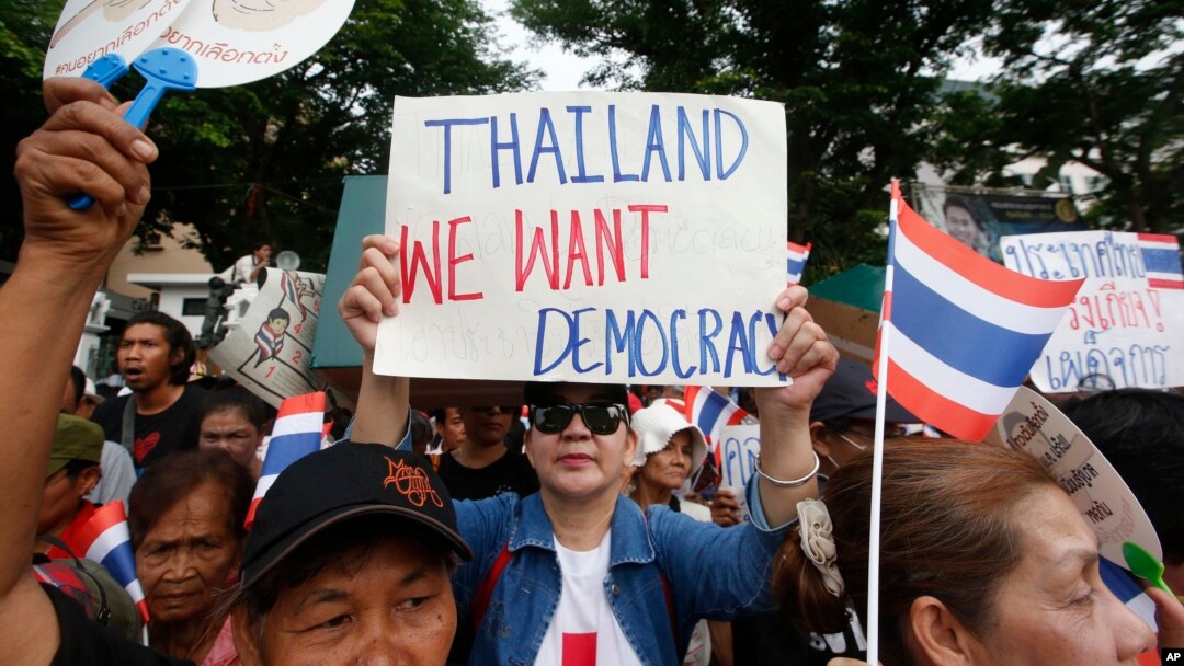Para aktivis pro-demokrasi Thailand melakukan aksi protes di Bangkok (foto: dok). 