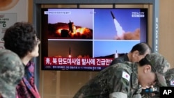2026년 10월 12일 서울역 TV 화면에 북한의 미사일 발사 자료 사진이 나오고 있다.