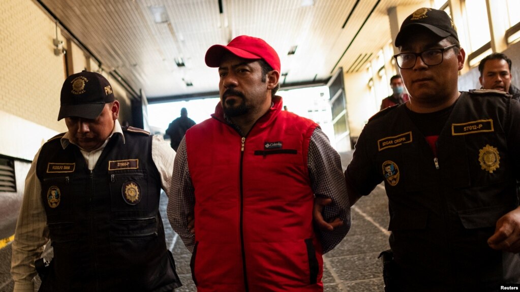 El exfiscal de derechos humanos Orlando Salvador López después de ser detenido en Ciudad de Guatemala el 16 de marzo de 2023 por acusaciones de abuso de autoridad.